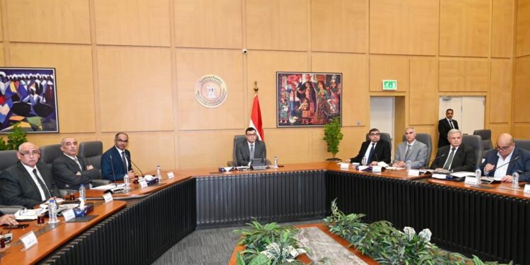 وزير الإسكان يستعرض الجهود المبذولة لتوطين الصناعات ذات الصلة بقطاع المرافق تنفيذاً لتوجيهات فخامة الرئيس السيسي