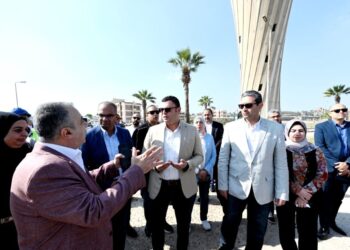 وزير الإسكان ومحافظ دمياط يتفقدان سير العمل بمحطة معالجة صرف صحى رأس البر