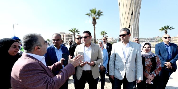 وزير الإسكان ومحافظ دمياط يتفقدان سير العمل بمحطة معالجة صرف صحى رأس البر