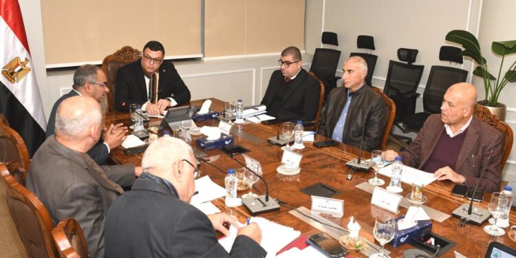 وزير الإسكان يجتمع بمسئولى أحد المكاتب الاستشارية لاستعراض مقترح لتشغيل وصيانة منظومة مياه الشرب والصرف الصحي