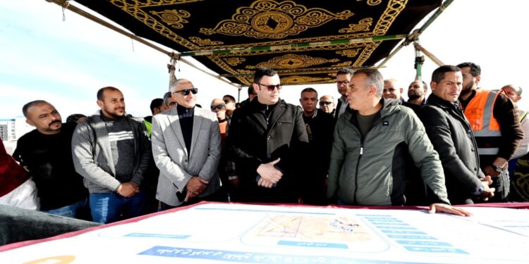 وزير الإسكان يتفقد سير العمل بمشروعات المدينة التراثية والمرافق الرئيسية لمنطقة الداون تاون بمدينة العلمين الجديدة