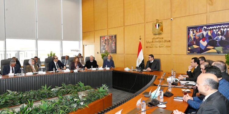 وزير الإسكان يعقد اجتماعا موسعا لمتابعة الموقف التنفيذي لمشروع تطوير موقع التجلي الأعظم