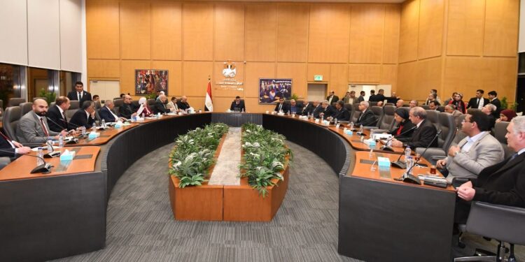 وزير الإسكان يعقد اجتماعه الدوري مع أعضاء مجلسي “النواب والشيوخ”