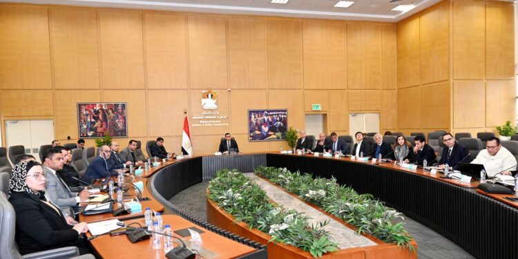 وزير الإسكان يتابع موقف تنفيذ أبراج “الداون تاون” وبحيرات “كريستال لاجون” بمدينة العلمين الجديدة