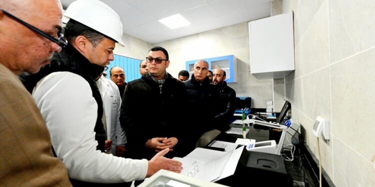 وزير الإسكان يتفقد الممشى السياحي ومحطة تحلية مياه البحر بمدينة المنصورة الجديدة