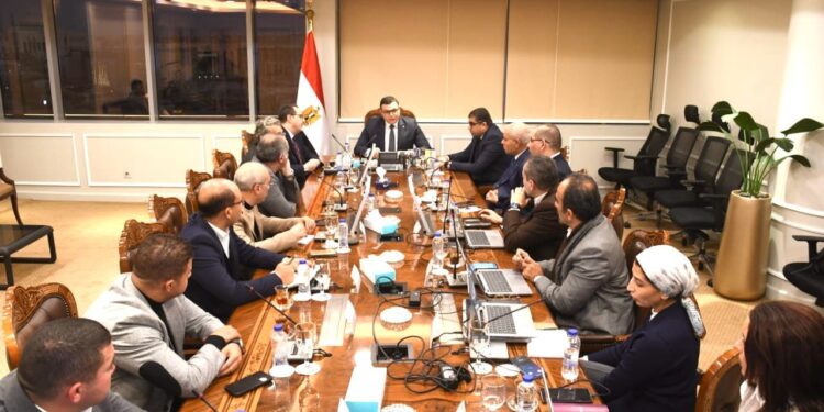 وزير الإسكان يعقد اجتماعا مع مسئولي شركة “سيتي إيدج” لاستعراض خططها التسويقية للترويج لبعض مشروعات “هيئة المجتمعات العمرانية”