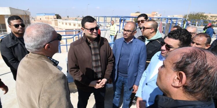 وزير الإسكان يتفقد مشروع إسكان “روضة العبور” ومحطة مياه الشرب بمدينة العبور