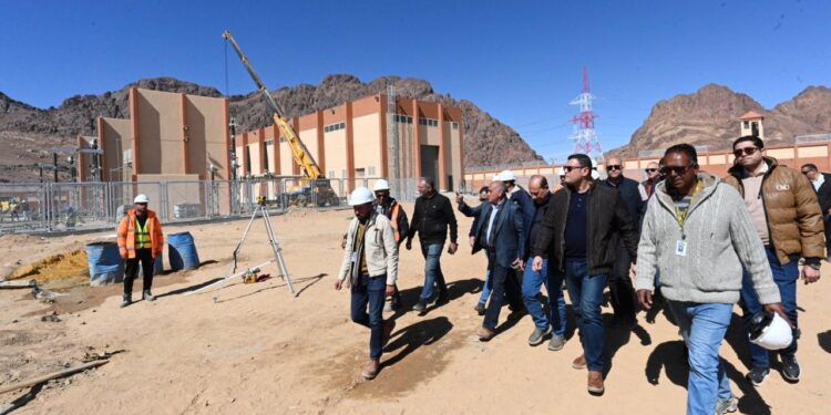 وزير الإسكان يتفقد محطة محولات الكهرباء وطريق كمين النبي صالح وتطوير ورفع كفاءة طريق المطار بمدينة سانت كاترين