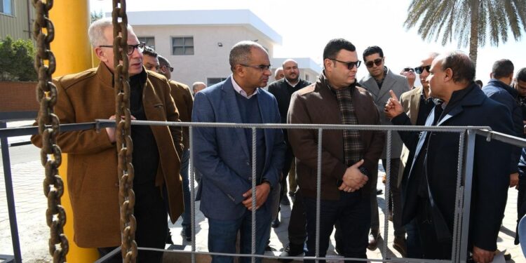 وزير الإسكان يتفقد محطة رفع صرف صحي رقم 4 ومشروع الغلق الآمن لمقلب المخلفات بمنطقة السلام بمدينة العبور