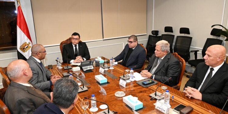 وزير الإسكان يتابع سير العمل في محطة التنقية الشرقية لمعالجة الصرف الصحي بمحافظة الإسكندرية