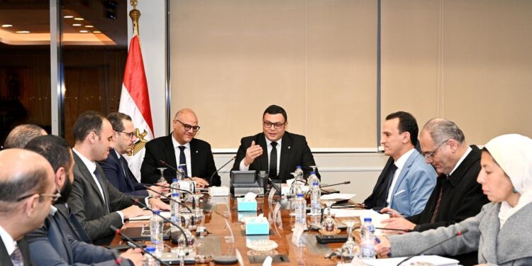 وزير الإسكان ومحافظ القليوبية يستعرضان عددا من ملفات العمل المشتركة