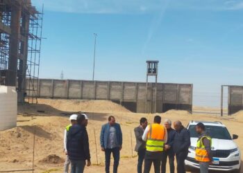 تمهيداً لتسليم الأراضي إلى المواطنين: وزير الإسكان: بدء تنفيذ خطوط المياه والصرف الرئيسية بمنطقة القادسية بالعبور الجديدة