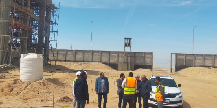 تمهيداً لتسليم الأراضي إلى المواطنين: وزير الإسكان: بدء تنفيذ خطوط المياه والصرف الرئيسية بمنطقة القادسية بالعبور الجديدة