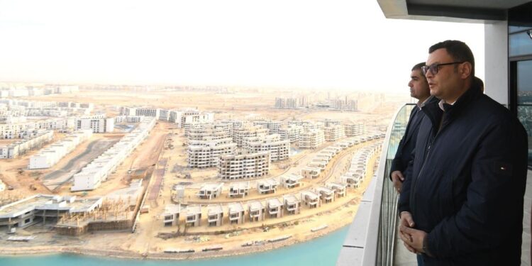 وزير الإسكان يتفقد كومبوند مزارين وبرج C2 بالعلمين الجديدة
