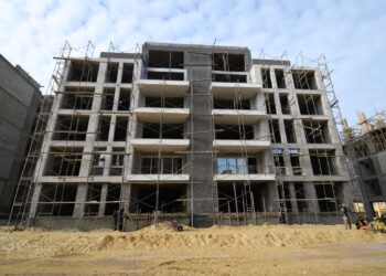 وزير الإسكان يتفقد مشروعات الإسكان وأعمال البحيرات بـ “مارينا الساحل الشمالي”