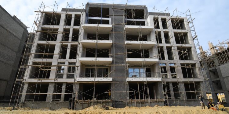 وزير الإسكان يتفقد مشروعات الإسكان وأعمال البحيرات بـ “مارينا الساحل الشمالي”