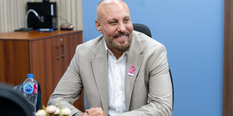 بمناسبة اليوم العالمي للمرأة.. المهندس جرجس يوسف في زيارة تفقدية لمستشفى «بهية» لدعم محاربات سرطان الثدي