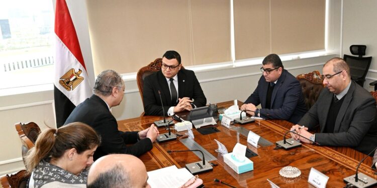 وزير الإسكان يتابع موقف منطقة الأعمال المركزية بالعاصمة الإدارية وأبراج الداون تاون بالعلمين الجديدة