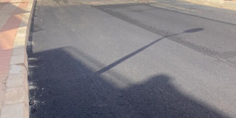 “الإسكان”: تنفيذ أعمال تطوير ورفع كفاءة طرق بمدينتي 15 مايو والشروق