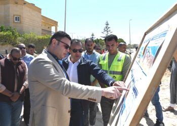 وزير الإسكان يتفقد أعمال رفع كفاءة طريق الازدواج وإنشاء سور منطقة الشانزلزيه والبوغاز الرئيسي بمركز مارينا العلمين السياحي