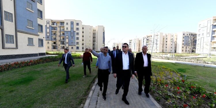 وزير الإسكان يتفقد وحدات المبادرة الرئاسية “سكن لكل المصريين” بحدائق العاصمة ومدخل المدينة