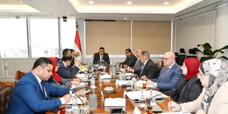 عقد المهندس شريف الشربيني، وزير الإسكان والمرافق والمجتمعات العمرانية، اجتماعاً مع الدكتور مصطفى منير، الرئيس التنفيذي للهيئة العامة للتنمية السياحية، ومسئولى الهيئة، لاستعراض مقترح اللائحة التنظيمية للهيئة، وذلك بحضور مسئولي وزارة الإسكان، وهيئة المجتمعات العمرانية الجديدة. وفي مستهل الاجتماع، أكد المهندس شريف الشربيني، أهمية تطوير الأداء و إعداد اللائحة المنظمة للعمل داخل الهيئة العامة للتنمية السياحية بهدف تمكينها من أداء دورها في خدمة الاستثمار السياحي على الوجه الأكمل، منوهاً إلى أن توجيهات فخامة السيد الرئيس عبدالفتاح السيسي، رئيس الجمهورية، تؤكد دائماً على تعظيم الاستفادة من الموارد المتاحة بالدولة، وتذليل مختلف العقبات أمام المستثمرين. واستعرض الدكتور مصطفى منير، خلال الاجتماع، تفاصيل مشروع اللائحة التنظيمية للهيئة بما تتضمنه من الإعلان عن فرص الاستثمار السياحي وشروط التخصيص للأراضي السياحية، بجانب إجراءات التخصيص وقواعد التصرف، وكذا الاختصاصات المنوط بها مجلس إدارة الهيئة العامة للتنمية السياحية. كما تناول الاجتماع، الإجراءات الجديدة المقترح أن تشملها اللائحة التنظيمية للهيئة، بهدف زيادة الحوافز الممنوحة لشركات التنمية والاستثمار السياحي لإقامة الأنشطة الفندقية، وضوابط التعامل مع الشركات غير الملتزمة. وفى ختام الاجتماع، أكد وزير الإسكان، حرص الوزارة ممثلة في الهيئة العامة للتنمية السياحية، على منح المحفزات المناسبة لشركات التنمية والاستثمار السياحي، لسرعة إنهاء الغرف والوحدات الفندقية، بالمشروعات الجارى تنفيذها، من أجل استيعاب حجم السياح المتزايد.