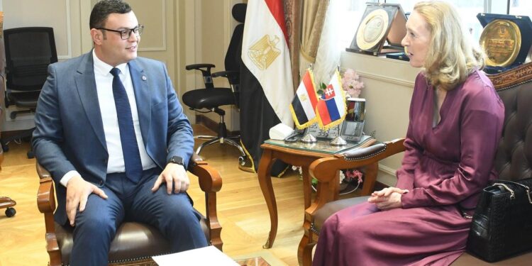 وزير الإسكان يستقبل سفيرة سلوفاكيا بالقاهرة لبحث التعاون المشترك في مجال إنشاء المدن الذكية
