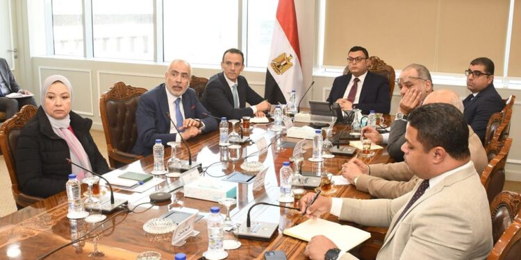 وزير الإسكان يلتقي مسئولي أحد المكاتب الاستشارية لاستعراض الموقف الخاص لمشروعات ضمن “تطوير منطقة سور مجرى العيون”