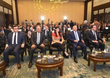 بين وزارة الإسكان والحكومة الفرنسية وممثلي الاتحاد الأوروبي والوكالة الفرنسية للتنمية: