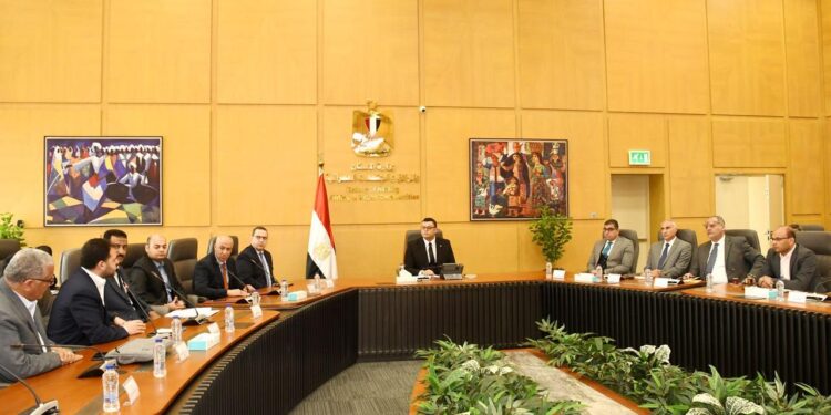 وزير الإسكان يلتقي مجموعة من المطورين وممثلي الكيانات العاملة بإقليم الساحل الشمالي الغربي