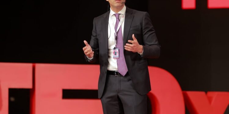محمد الخولي  يشارك في فعالية TEDx بالجامعة الأمريكية لعرض مسيرته الملهمة فى مجال التسويق