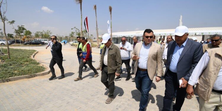 وزير الإسكان يقوم بجولة موسعة لمتابعة سير العمل بكافة مكونات مشروع “حدائق تلال الفسطاط”