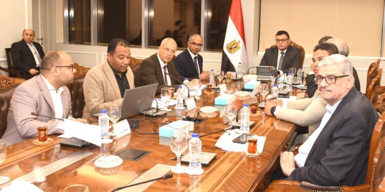 وزير الإسكان يتابع منظومة مياه الشرب بمدن شرق وغرب القاهرة استعدادا لفصل الصيف