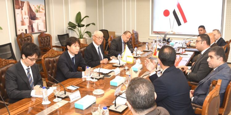 وزير الإسكان يستقبل السفير الياباني بالقاهرة لبحث سبل تعزيز التعاون المشترك بين البلدين