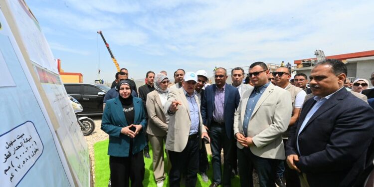 وزير الإسكان ومحافظ الشرقية يتفقدان مشروع صرف صحي سنهوا بمنيا القمح ضمن المبادرة الرئاسية “حياة كريمة”