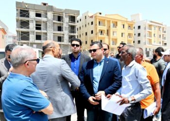 وزير الإسكان يتفقد المحاور والطرق الرئيسية بالعاصمة الإدارية والقاهرة الجديدة