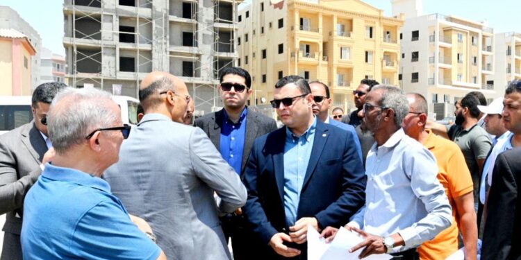 وزير الإسكان يتفقد المحاور والطرق الرئيسية بالعاصمة الإدارية والقاهرة الجديدة