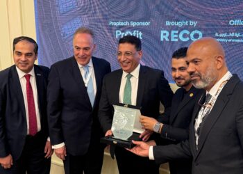 تكريم الدكتور محمد شلبي على إسهاماته في قطاع التطوير العقاري خلال المائدة المستديرة لـ« Ethmar»