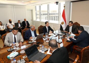وزير الإسكان يعقد اجتماعا لمتابعة الموقف التنفيذي لـ”حدائق تلال الفسطاط”