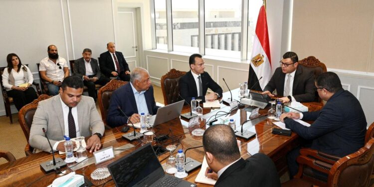 وزير الإسكان يعقد اجتماعا لمتابعة الموقف التنفيذي لـ”حدائق تلال الفسطاط”