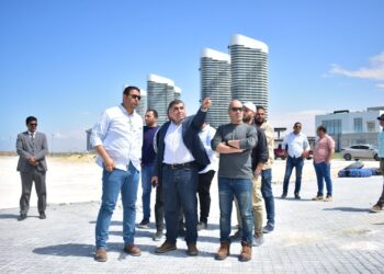 مسئولو “الإسكان” يتفقدون كومبوند مزارين والشواطيء والمدينة التراثية بالعلمين الجديدة