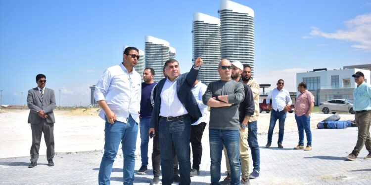 مسئولو “الإسكان” يتفقدون كومبوند مزارين والشواطيء والمدينة التراثية بالعلمين الجديدة