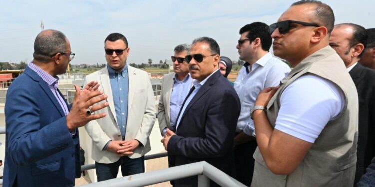 وزير الإسكان ومحافظ الشرقية يبدآن جولة تفقدية بعدد من مشروعات المياه والصرف الصحي بالمحافظة