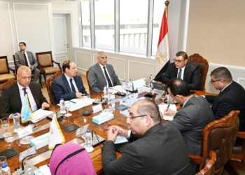 بالصور.. وزير الإسكان يعقد اجتماع لمتابعة آلية عمل وحدتي “تنظيم السوق العقارية وتصدير العقار”