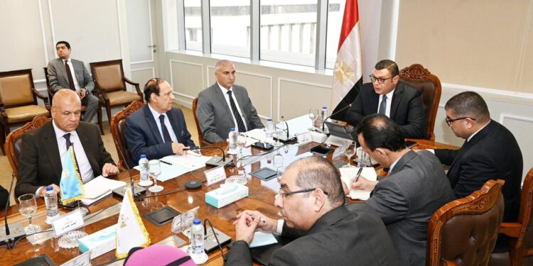بالصور.. وزير الإسكان يعقد اجتماع لمتابعة آلية عمل وحدتي “تنظيم السوق العقارية وتصدير العقار”