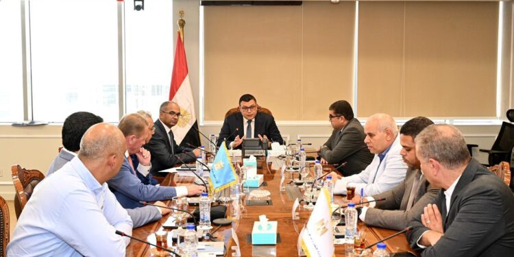 وزير الإسكان يستقبل مسئولي شركة “Guardian Glass” العالمية المتخصصة في صناعة الزجاج لبحث التعاون المشترك