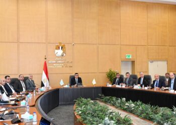 وزير الإسكان يعقد اجتماعاً لمتابعة موقف منطقة الأعمال المركزية بالعاصمة الإدارية الجديدة