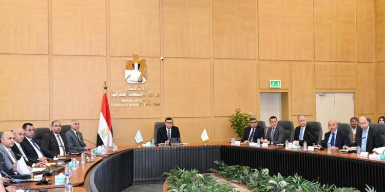 وزير الإسكان يعقد اجتماعاً لمتابعة موقف منطقة الأعمال المركزية بالعاصمة الإدارية الجديدة