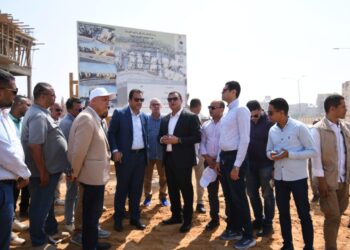 وزير الإسكان يتفقد الطرق والمحاور ومشروع “ديارنا” بالعاشر من رمضان