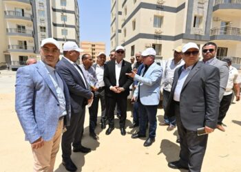 بالصور.. زير الإسكان يتفقد أعمال تطوير المحاور والطرق الرئيسية ومشروعا سكنيا ومحطة صرف صحي بمدينة بدر